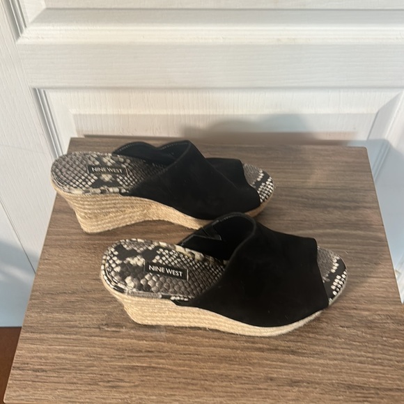NINE WEST BLACK SUEDE WEDGES SANDALS WITH SNAKE SKIN SOLES IN SIZE 7.5 M - Picture 2 of 7